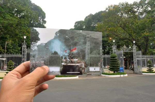 Xe tăng của bộ đội giải phóng húc đổ một cánh cổng của Dinh Độc Lập ở Sài Gòn ngày 30 tháng 4 năm 1975.