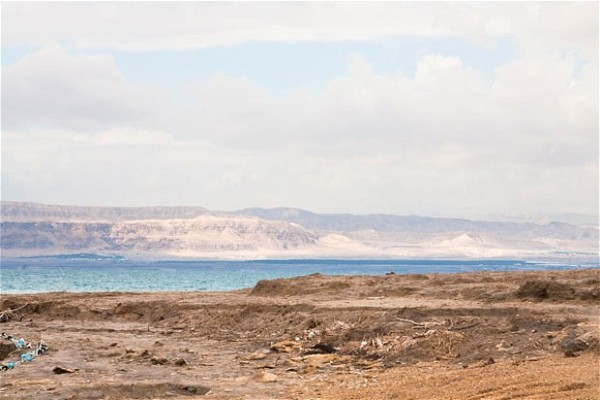 2. Biển Chết, Jordan/Israel - Điểm thấp nhất trên trái đất Ở 424 m dưới mực nước biển, bờ biển của Biển Chết là điểm thấp nhất trên trái đất. Biển Chết cũng là nơi có độ mặn nước biển cao nhất thế giới, cho phép người tắm có thể nổi một cách dễ dàng.