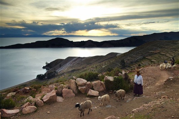 4. Titicaca, Bolivia / Peru – Hồ cao nhất thế giới có thể đi thuyền được Nằm ở độ cao 3.812m so với mực nước biển, Titicaca tọa lạc trên đỉnh Altiplano trong dãy Andes trên biên giới của Peru và Bolivia. Titicaca có độ sâu trung bình là 107m và độ sâu tối đa là 281m. Đây là điểm du lịch được rất nhiều người yêu thích bởi các hòn đảo nổi trên hồ không những nên thơ mà còn mang một ý nghĩa thần thoại của người Inca.