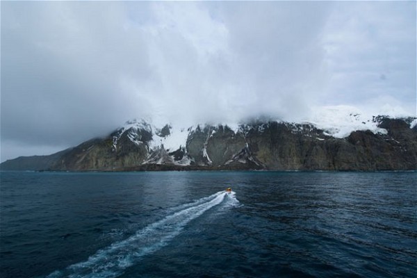 5. Bouvet, Na Uy - Hòn đảo xa xôi nhất thế giới Đảo núi lửa này không có người ở. Bouvet là khu vực tự trị của Na Uy. Đất liền gần nhất là Queen Maud Land ở Nam Cực, cách 1.770km về phía nam. Vùng dân cư gần đảo nhất là Cape Agulhas của Nam Phi, cách hòn đảo khoảng 2.200km.