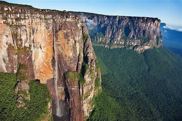 6. Angel Falls, Venezuela - Thác nước cao nhất thế giới Đây là thác nước tự nhiên cao nhất thế giới, nằm trên núi Auyantepui ở Venezuela, có độ cao tính từ đỉnh thác xuống chân là 979m, với chiều cao đổ nước liên tục là 807m. Hành trình thông thường cho các tour du lịch khi đến đây thăm quan sẽ bao gồm nhiều ngày leo núi, chèo thuyền và ăn nghỉ qua đêm trên võng.