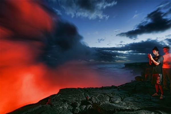 9. Kilauea, Hawaii - Núi lửa hoạt động mạnh nhất thế giới Là một trong những ngọn núi lửa dễ dàng thăm quan nhất thế giới, Kilauea nằm ở trung tâm của Công viên núi lửa quốc gia Hawaii. Ngọn núi lửa này liên tục hoạt động từ năm 1983, phun trào nham thạch vào đại dương. Muốn đến đó, du khách phải đi bộ 240km đường mòn trong công viên, dưới sự hướng dẫn tận tình của các kiểm lâm.