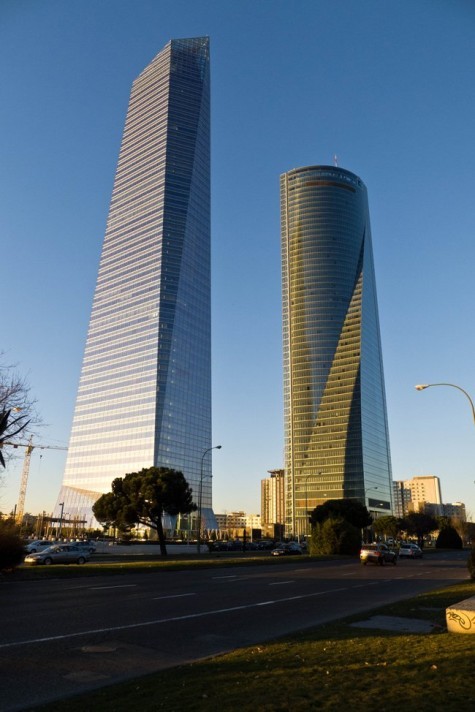 10. Torre de Cristal (Madrid, Tây Ban Nha) – 250m Torre de Cristal là một tòa nhà chọc trời thuộc dự án Khu thương mại Cuatro Torres ở thủ đô Madrid (Tây Ban Nha). Đây cũng là tòa nhà cao thứ 2 ở Tây Ban Nha.