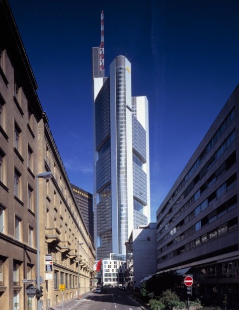 7. Commerzbank Tower (Frankfurt, Đức) – 259m Tòa nhà có tổng cộng 56 tầng, rộng 121.000 m2. Phần lớn diện tích được sử dụng là trụ sở cho Ngân hàng Commerzbank.