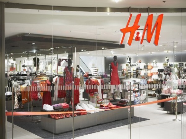 6. H&M Giá trị thương hiệu: 16,6 tỷ USD Tăng 1% so với năm ngoái Hãng H&M đang mở rộng các dịch vụ thương mại điện tử của mình và có sự tăng trưởng ở châu Á, châu Mỹ và châu Âu. Hãng cũng là mở rộng thêm các cửa hàng bán lẻ sang khu vực Nam Mỹ.