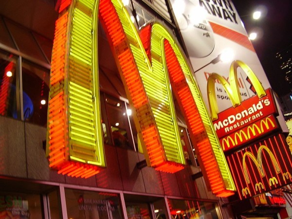 2. McDonald’s Giá trị thương hiệu: 40,0 tỷ USD Tăng 13% so với năm ngoái McDonald’s đã thu hút nhiều khách hàng hơn với các món ăn trong menu mới như cháo bột yến mạch hay nước chanh dâu… Chính việc mở rộng menu đã làm tăng thêm giá trị của thương hiệu này.