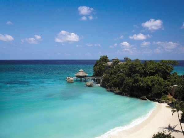 1. Boracay (Philippines) Hòn đảo nhiệt đới nhỏ bé này ở Philippines hấp dẫn du khách bằng vẻ đẹp tự nhiên của nó. Boracay ấn tượng bởi bãi biễn đẹp như mơ, bãi cát trắng mịn sạch sẽ, nước biển trong vắt, sóng nhẹ lăn tăn dễ chịu; hơn cả là dịch vụ khá tốt, con người thật thân thiện của nơi đây. Bãi biển đẹp nhất: Bãi Trắng dài 4 km, với bờ cát được coi là mềm nhất thế giới. Khu nghỉ dưỡng: Khách sạn Discovery Shores có các phòng hiện đại với các cửa sổ lớn, bể bơi rộng và khu spa với đầy đủ các dịch vụ tiện nghi.