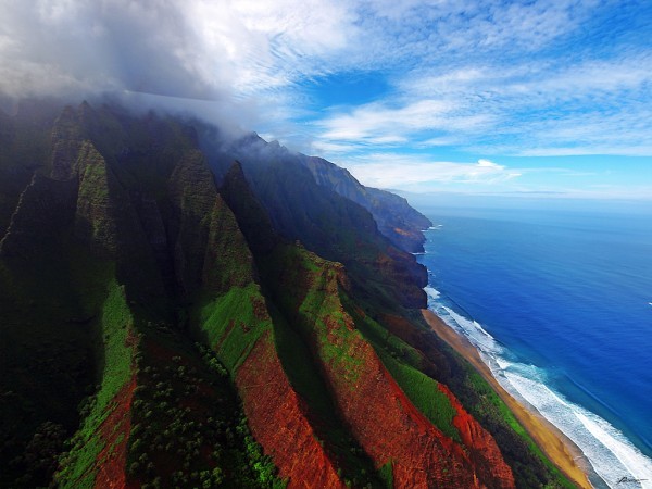 7. Kauai (Hawaii, Mỹ) Đảo Kauai thu hút du khách bởi sự quyến rũ và phong cảnh thanh bình. Khi đặt chân đến Kauai, du khách không thể bỏ qua hai địa điểm nổi tiếng: bờ biển Na Pali và hẻm núi Waimea, nơi có những con đường mòn dài được bao quanh bởi những thắng cảnh đẹp không đâu sánh bằng. Bãi biển đẹp nhất: Nếu bạn thèm ánh nắng mặt trời, hãy đến bãi biển Poipu ở phía nam, nếu bạn muốn đến một nơi hoang sơ, hãy chọn bãi biển Lumahai. Khu nghỉ dưỡng: Khách sạn Koa Kea với 121 phòng sẽ đem đến cho du khách những phút giây thoải mái nhất.