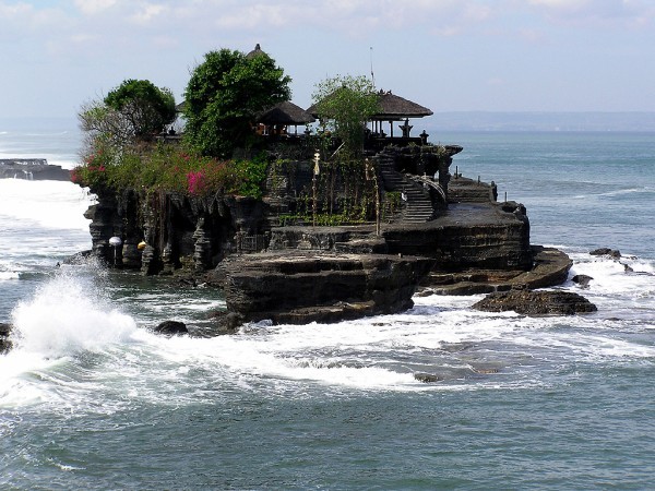 2. Bali (Indonesia) Bali chỉ là một trong 17.500 hòn đảo ở Indonesia nhưng lại được du khách yêu thích nhất. Thiên đường này nổi tiếng với các ngôi đền là biểu tượng của đất nước, mang đến cho du khách sự hiểu biết về lịch sử tôn giáo Hindu thông qua sinh hoạt văn hóa truyền thống. Bãi biển đẹp nhất: Muốn ngắm mặt trời mọc, bạn hãy đến Sanur. Còn muốn xem cảnh hoàng hôn tuyệt đẹp với những khu nghỉ dưỡng cao cấp và cuộc sống về đêm sống động, hãy ghé thăm Seminyak. Khu nghỉ dưỡng: Amandari, khu nghỉ mát của Indonesia, với 30 dãy phòng, bể bơi riêng, nằm cạnh một ngôi làng địa phương và nằm gần một con sông thiêng liêng.