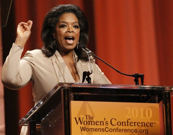 1. Oprah Winfrey: 165 triệu USD Oprah đứng đầu danh sách những người nổi tiếng có thu nhập cao nhất, với 165 triệu USD trong năm tính đến tháng 5 năm 2012. Bà trùm truyền thông này đã tạm biệt chương trình trò chuyện của mình sau 25 năm gắn bó và tập trung vào việc phát triển công ty riêng.
