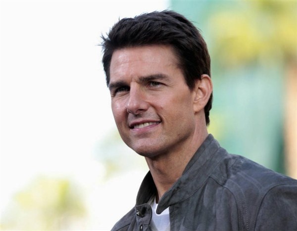 13. Tom Cruise: 75 triệu USD Cuộc sống gia đình có thể đổ vỡ nhưng Tom Cruise vẫn là một trong những người đàn ông tài hoa nhất trong làng giải trí. Thu nhập của anh đã được tăng lên đáng kể nhờ bộ phim ăn khách đã làm mưa làm gió trong thời gian qua “Nhiệm vụ bất khả thi 4: Nghị định thư ma”. Bộ phim thu được một số tiền đáng kinh ngạc 700 triệu USD tại các phòng vé toàn cầu, đưa Tom Cruise vào vị trí thứ 13 trong danh sách những người nổi tiếng có thu nhập cao nhất.