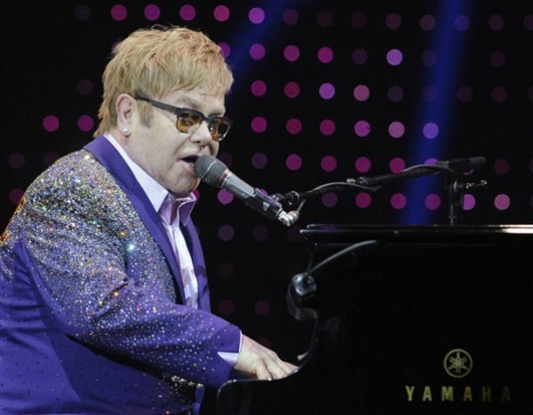 12. Elton John: 80 triệu USD Ở tuổi 65, nghệ sĩ Elton John vẫn cho thấy ông không có dấu hiệu chậm lại. Ông đã chơi nhạc ở hơn 100 show diễn trong 12 tháng qua và một album mới, album thứ 34. Tài sản của của ca sĩ cũng được tăng lên bởi sự thành công của bộ phim hoạt hình “Gnomeo và Juliet” do chính ông sản xuất.