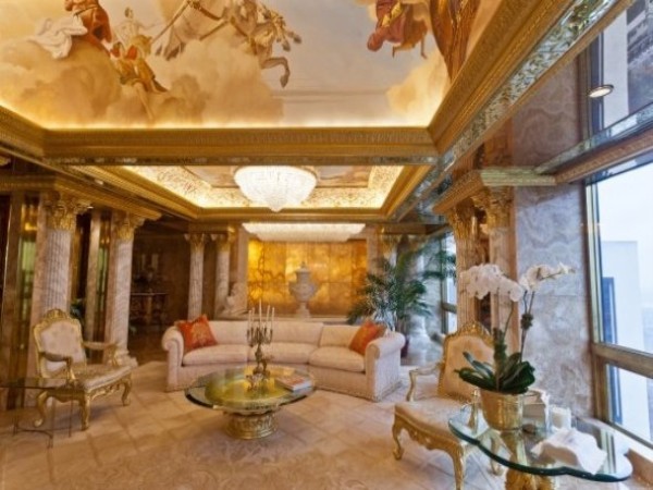 Penthouse của Trump có một cánh cửa vàng được phủ đầy kim cương trắng, có đài phun nước trong nhà, trần nhà được sơn bằng màu vàng rực rõ và một đèn chùm được trang trí rất bắt mắt và công phu.