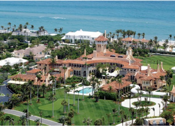 2. Năm 1985, Trump đã mua khu bất động sản Mar-a-Lago ở bờ biển Palm (Florida, Mỹ) với giá 10 triệu USD và biến nó thành một câu lạc bộ tư nhân. Câu lạc bộ nằm trên 17 mẫu Anh và là địa điểm nghỉ mát ưa thích của nhiều người nổi tiếng.