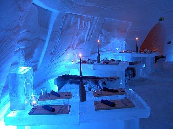 Làng Tuyết có một hành lang rộng rãi, các dãy phòng, quầy bar, thậm chí còn có cả một lều tuyết chuyên phục vụ thịt tuần lộc.