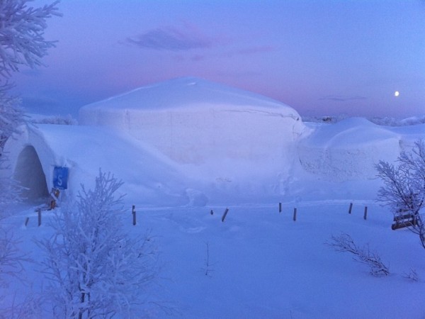 3. Khách sạn Snowhotel Kirkenes (Na Uy) Snowhotel Kirkenes là khách sạn được làm từ 15 tấn nước đá và tuyết mỗi năm ở Na Uy. Khi nghỉ ở khách sạn, du khách sẽ được tham gia các hoạt động bao gồm tour du lịch trượt tuyết, đi xe trượt tuyết chó kéo, câu cá trong băng trên vịnh hẹp…