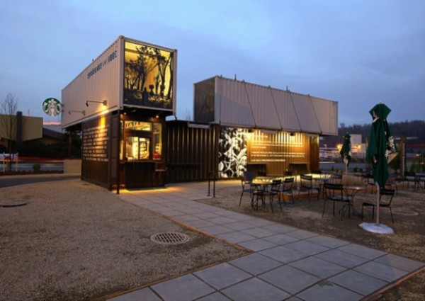 1. Starbucks (Tukwila, Washington, Mỹ) Là một phần trong dự án phát triển “không gian xanh”, quán cà phê Starbucks ở Tukwila được xây dựng hoàn toàn bằng những container đã qua sử dụng xếp chồng lên nhau.