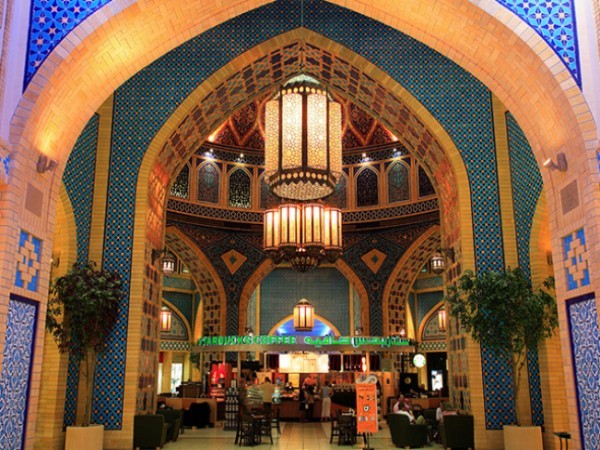 10. Starbucks (Dubai, UAE) Nằm trong trung tâm thương mại Ibn Battuta Mall, nhà hàng Starbucks là điểm đến thú vị cho những người vừa muốn thưởng thức cà phê thơm ngon, vừa được phục vụ theo phong cách hoàng gia.