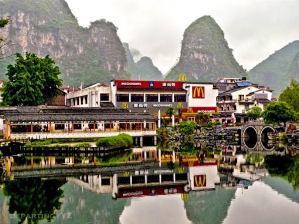 2. McDonald (Yangshuo, Trung Quốc) Nằm trong một thung lũng núi và bao quanh bởi một hồ nước thơ mộng, cửa hàng McDonald ở đây đảm bảo mang đến cho thực khách một bữa ăn hoàn hảo với đồ ăn ngon và vẻ đẹp có một không hai của thiên nhiên.