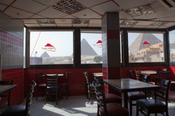 5. Pizza Hut (Cairo, Ai Cập) Đến ăn ở cửa hàng Pizza Hut ở Cairo, du khách sẽ được ngắm toàn bộ vẻ đẹp huyền bí của kim tự tháp Giza, một trong những công trình đồ sộ và vĩ đại nhất Ai Cập mà không mất tiền mua vé vào công viên để tham quan.