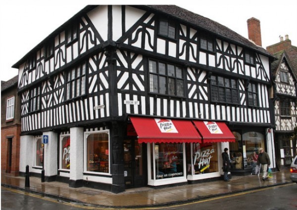 8. Pizza Hut (Stratford-upon-Avon, Anh) Nét độc đáo của nhà hàng này là nằm trong một khu phố, nơi mà nhà nào cũng được trang trí bởi những đường sọc màu đen và màu trắng.