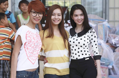 Ba người đẹp tranh thủ chụp ảnh kỷ niệm chuyến đi từ thiện.