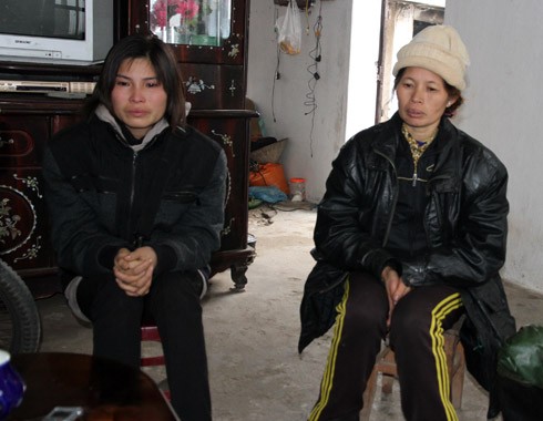 Chị Báu (bên trái) và chị Thương mong muốn có túp lều để ăn tết và trông nom tài sản