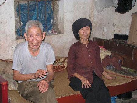Hai vợ chồng ông bà Qúy Chén tá túc nhờ tại đình làng Đồng Lư, Đồng Quang, Quốc Oai, Hà Nội