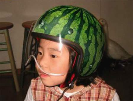 trẻ con với kiểu mũ bảo hiểm hình quả dưa hấu