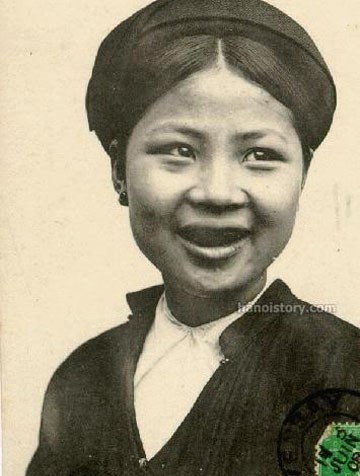 Các thiếu nữ Hà Thành xưa thường nhuộm răng đen.