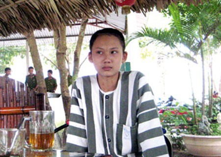 Nhà ở phố Minh Khai (Hà Nội), Lan đã bước chân vào trại được hơn một năm với tội cướp tài sản. Thiếu nữ này sinh ra trong gia đình bất hạnh khi bố phải đi tù liên miên, mẹ thì ngày ngày tất tưởi bên gian hàng rau để kiếm tiền chi tiêu trong gia đình.