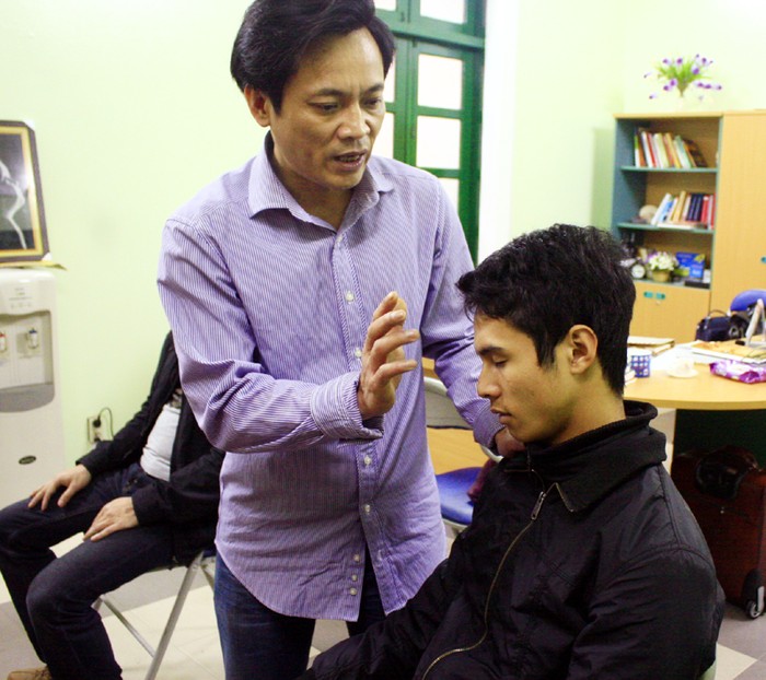 Thạc sĩ thôi miên Nguyễn Mạnh Quân đang thực hiện bài thôi miên với phóng viên