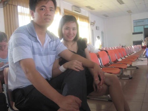 Bị cáo Nguyễn Tiến Thịnh (trái) bị truy tố vê 2 tội: Đánh người gây thương tích và đe dọa giết người