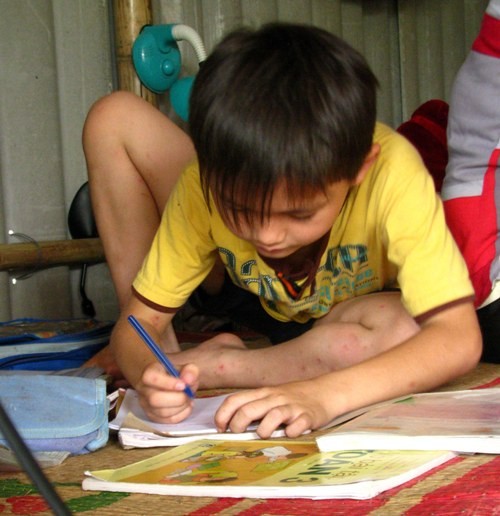 Cậu con trai út nhà chị Thương đang học bài.