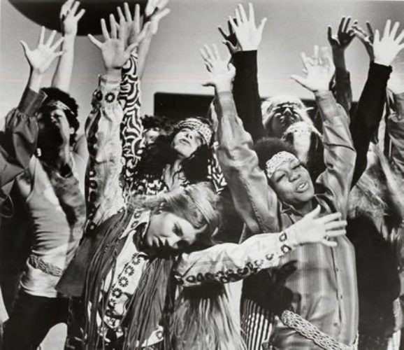 Đầu những năm 1960, phong trào Hippie bắt đầu thâm nhập vào miền Nam và khuấy động “Hòn ngọc viễn đông”. Phong trào Hippie và chủ nghĩa hiện sinh khuyến khích thanh niên Sài Gòn sống nhanh, sống vội, lao vào ăn chơi. Các nhà hàng, vũ trường, tiệm hút với đủ kiểu quần áo tóc tai dị hợm đã mọc lên như nấm, lối kéo thanh niên Sài Gòn mỗi khi chiều về (ảnh minh họa: hình ảnh những người nhảy Hippie).
