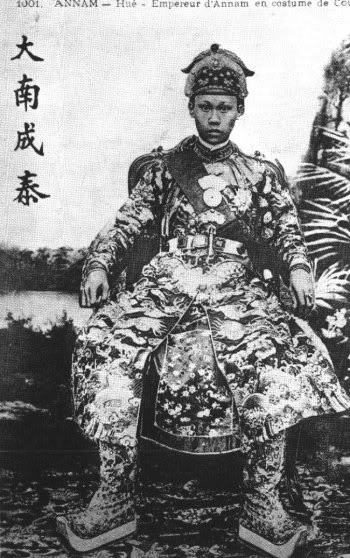 Vua Thành Thái tên húy là Nguyễn Phúc Bửu Lân, còn có tên là Nguyễn Phúc Chiêu. Ông là con thứ 7 của vua Dục Đức và bà Từ Minh Hoàng hậu (Phan Thị Điểu), sinh ngày 22 tháng 2 năm Kỷ Mão, tức 14 tháng 3 năm 1879 tại Huế. Năm ông bốn tuổi, vua cha Dục Đức bị phế và chết trong tù. Đến nǎm được chín tuổi, ông ngoại là Phan Đình Bình (làm quan Thượng thư bộ Hộ) bị vua Đồng Khánh bắt giam rồi bỏ cho chết, vì mắng Đồng Khánh nịnh bợ và thân Pháp khi Đồng Khánh ra Quảng Bình dụ vua Hàm Nghi đầu hàng. Bửu Lân lại phải cùng mẹ Từ Minh lên kinh đô, chịu sự quản thúc, sống trong cảnh thiếu thốn. (Vua Thành Thái trong triều phục).