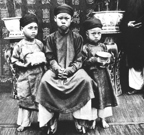 Anh em vua Thành Thái (từ trái sang phải, 3 hoàng tử: Bửu Lũy, Bửu Trang và Bửu Liêm. Các em của Vua Thành Thái (1891).