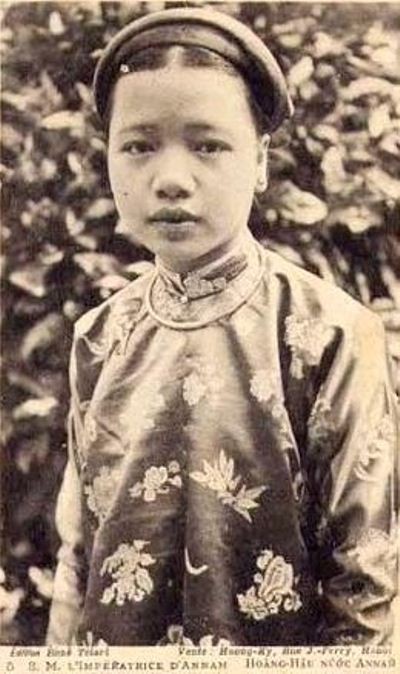 Ân Phi Hồ Thị Chỉ, vợ của Khải Định (Theo nhà nghiên cứu Nguyễn Duy Chính).