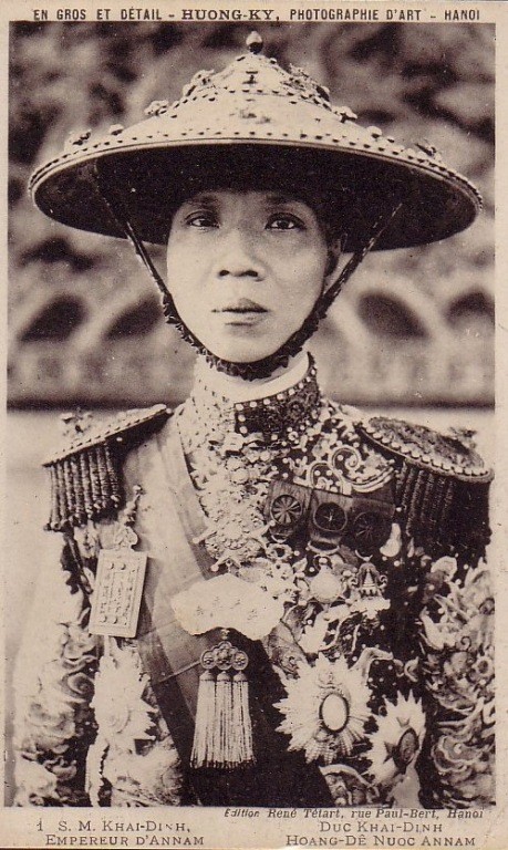 Vua Khải Định (1885 – 1925), hay Nguyễn Hoằng Tông là vị Hoàng đế thứ 12 của nhà Nguyễn trong lịch sử Việt Nam, ở ngôi từ 1916 đến 1925. Ngày 18 tháng 5 năm 1916, Nguyễn Phúc Bửu Đảo lên ngôi lấy niên hiệu là Khải Định. Bửu Đảo là người mê cờ bạc, thường xuyên bị thua, có khi phải cầm bán cả những đồ dùng và những người hầu hạ. Bửu Đảo còn bắt vợ mình, là con gái của quan đại thần Trương Như Cương, về xin tiền bố mẹ gán nợ để đánh bạc tiếp. Việc Bửu Đảo lên ngôi cũng không hoàn toàn suôn sẻ. Vì sau khi buộc tội vua Duy Tân, người Pháp đã có ý muốn xóa bỏ nền quân chủ ở Việt Nam nhưng các triều thần, đặc biệt là thượng thư Nguyễn Hữu Bài không chịu nên Pháp phải chiều theo ý.
