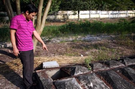 Khu vực “mộ khống” bị đào tung tóe vì các gia đình tin lời nhà ngoại cảm (nguồn: Nông nghiệp Việt Nam).