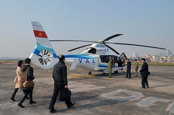 Trong khi đó, ông Trần Đình Long, Chủ tịch Hội đồng quản trị Tập đoàn Hòa Phát, quyết định mua máy bay trực thăng riêng khi công ty niêm yết trên sàn chứng khoán.