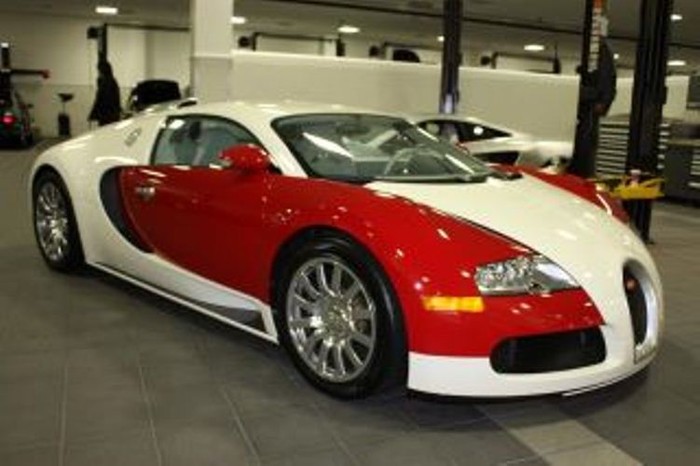 Siêu xe này được trang bị siêu động cơ 16 xy-lanh, 64 van, 4 trục cam, 4 tăng áp turbin dung tích 8 lít cho công suất 1.001 mã lực và mô-men xoắn cực đại 1.250 Nm. Khả năng tăng tốc đến 100 km/giờ của Bugatti Veyron chỉ vỏn vẹn 2,3 giây. Siêu xe này cũng nổi tiếng vì sở hữu mức giá cao chót vót lên tới 1,7 triệu USD.