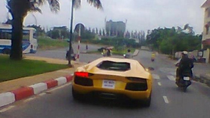 Ở nước ngoài, những mẫu xe được sếp hàng siêu xe đều thuộc hàng đắt đỏ, nhưng hãy lưu ý tới hàng rào thuế suất tại Việt Nam. Khi đó, người ta mới có thể thấy hết độ "chịu chơi" của đại gia Việt. Một điều thú vị nữa là trang tin Autoevolution còn đưa ra tính toán thú vị về giá thành chiếc Bugatti Veyron đặt trong mối tương quan với mức sống của người Việt Nam. Theo tính toán của trang tin này, thu nhập bình quân của người Việt Nam là 3,2 triệu VND/tháng, tương đương 150 USD/tháng. Như vậy, để mua được siêu xe cả nghìn mã lực Bugatti Veyron, một người dân bình thường sẽ phải bỏ ra 777 năm chỉ làm lụng mà không hề ăn tiêu mới có đủ tiền. Nghe thì có vẻ hài hước nhưng thực tế lại chính là như vậy.Tuy nhiên, có nhiều ý kiến lại bênh vực cho thú chơi xe của các đại gia Việt. Theo họ, siêu xe được xem là một siêu phẩm và ngoài sở hữu giá trị thực là một chiếc siêu xe người ta còn sở hữu nhiều giá trị vô hình khác.
