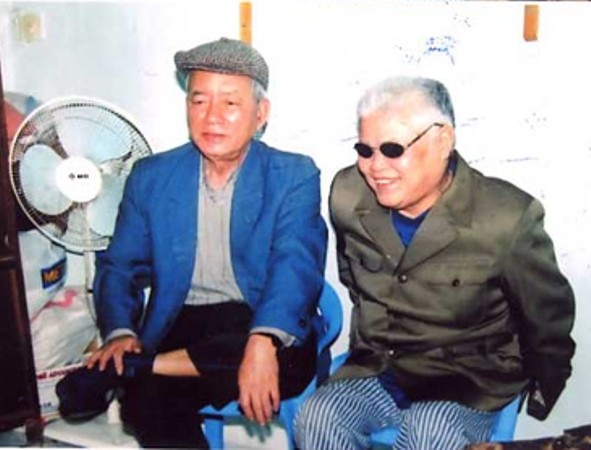 Trung tướng Trần Linh (bên trái)