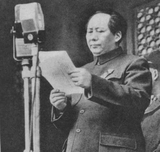 Mao Trạch Đông phê vào bản báo cáo của Chu Ân Lai, Diệp Kiếm Anh: “Đồng ý!”, đồng thời nói thêm, “trận này không thể không đánh”. Mao Trạch Đông giao cho Diệp Kiếm Anh và Đặng Tiểu Bình trực tiếp chỉ huy quân Trung Quốc đánh chiếm quần đảo Hoàng Sa. Thời điểm này Đặng Tiểu Bình mới được phục chức sau 7 năm đi "cải tạo" đã lập tức bắt tay vào chỉ huy đánh chiếm Hoàng Sa. 10 giờ 25 phút sáng 19/1 quân Trung Quốc nổ súng đánh chiếm quần đảo Hoàng Sa. 11 giờ 32 phút cùng ngày, quân Trung Quốc tăng viện và bắn chìm chiến hạm hải quân miền nam Việt Nam.