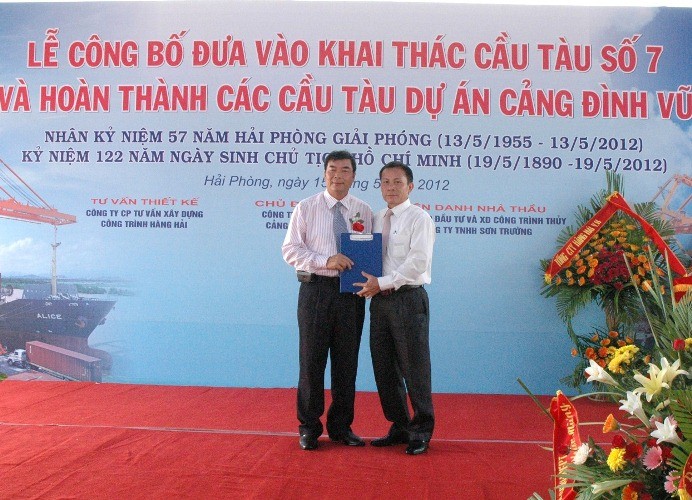 Chiều cùng ngày, trao đổi với người phụ trách Cục Hàng hải Việt Nam Đỗ Hồng Thái về thông tin bắt nguyên lãnh đạo cao nhất cục này, ông Thái nói: (ảnh: Ông Đỗ Hồng Thái đứng bên trái ảnh).