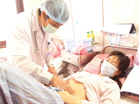 Hình ảnh bác sĩ Nguyễn Tiến Lâm, Trưởng khoa Virus- Ký sinh trùng bệnh viện Nhiệt đới Trung ương đang chữa trị cho bệnh nhân.