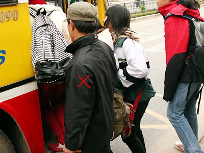 Hình ảnh một kẻ móc túi trên xe bus.