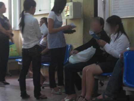 Hàng ngày, bệnh viện Phụ sản Hà Nội tiếp nhận nhiều thai phụ có nhu cầu phá, hút thai. (ảnh: 24h.com)