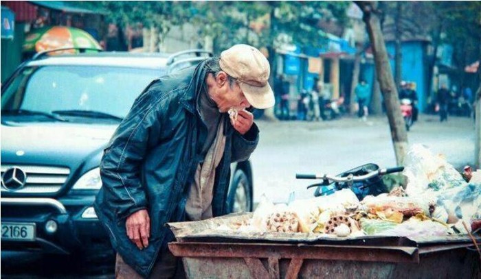 Hình ảnh ông cụ già nhặt và ăn mẩu bánh cạnh thùng rác khiến nhiều người thương cảm và gợi lên nhiều suy nghĩ về cuộc sống cực khổ của số ít người trong xã hội.